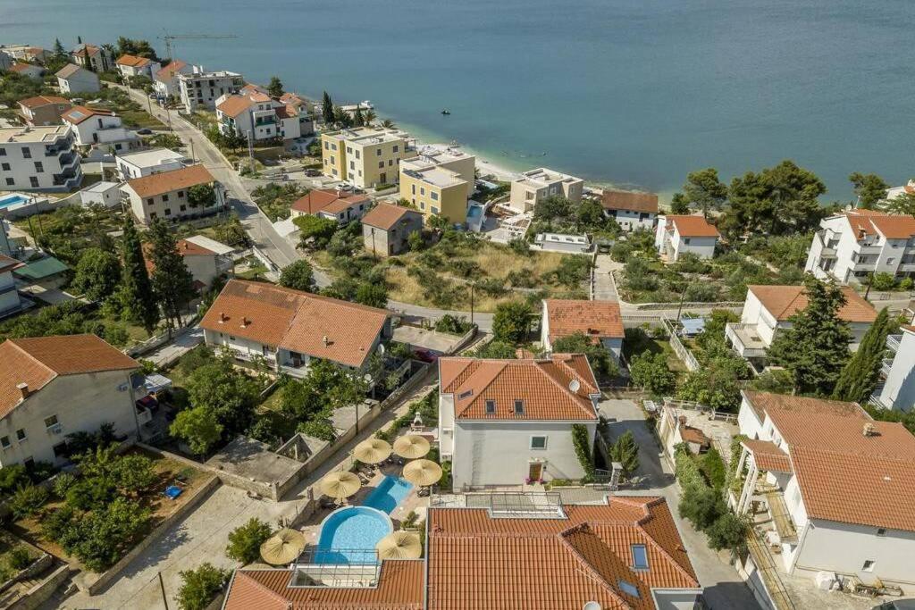 Seaesta Pool And Slatine